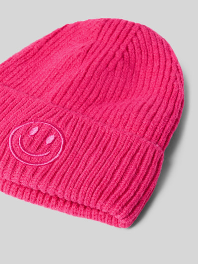 Produktfoto, Mütze mit Motiv-Stitching Modell 'Smiley Hat' von Kurt Beines, Damen Mütze, breiter Umschlag, kräftiges Pink, grobe Rippstruktur