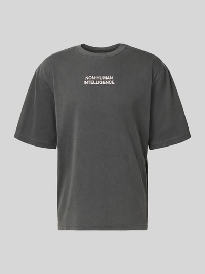 Produktfoto, dunkelgraues T-Shirt mit Rundhalsausschnitt Modell 'Gary' von Wood Wood aus reiner Baumwolle, Relaxed Fit, schlichte Textur