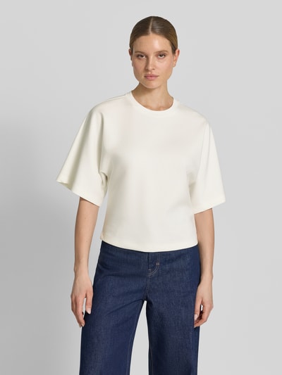 Modelka nosi Sweatshirt mit 1/2-Arm Modell 'Gikko' od OPUS, kremowy materiał, prosty krój, okrągły dekolt, bawełniany miks; widok całej sylwetki z przodu.