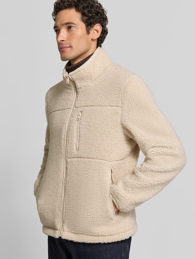 Männermodel trägt Teddyjacke mit Brustreißverschlusstasche von S.OLIVER CASUAL in Beige, Fleece, Stehkragen, unifarben, Ganzkörperansicht von vorne.