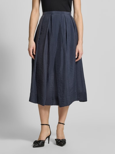 Frauenmodel trägt Midirock mit seitlichem Nahtreißverschluss von Emporio Armani, Lyocell-Mix, A-Linie in Dunkelblau, Ganzkörperansicht von vorne.