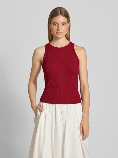 Frauenmodel trägt Relaxed Fit Top aus Viskose-Mix Modell 'Charlitta' von MSCH Copenhagen in Dunkelrot mit Strukturmuster, Ganzkörperansicht von vorne. Rückenlänge bei Größe XS/S: 54 cm.