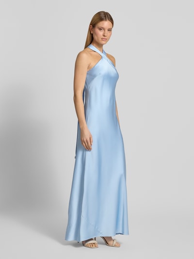 Frauenmodel trägt Regular Fit Abendkleid im ärmellosen Design von Adrianna Papell aus Elastischer-Material-Mix in hellblauem Satin mit Neckholder, glatte und glänzende Oberfläche, Nachtanklänge im Licht, Ganzkörperansicht von vorne. Rückenlänge bei Größe 36: 49 cm, Brustweite bei Größe 36: 46 cm.
