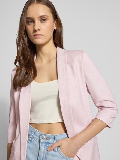 Modelka kobieca nosi Regular Fit Longblazer mit 3/4-Ärmeln Modell 'ELLY' von Only, melange, szalowy kołnierz, bez zapięcia, imitowane kieszenie, krój regular fit, jasnoróżowy, widok na górną część ciała z przodu
