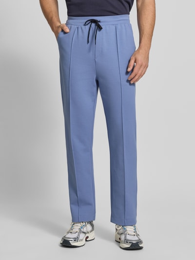 Männermodel trägt Regular Fit Sweatpants aus Baumwoll-Mix Modell 'JT_Member Hurley' von BOSS Green, unifarben blau, Sweat-Textur, Ganzkörperansicht von vorn.