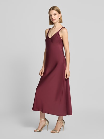 Frauenmodel trägt Cocktailkleid aus Satin mit V-Ausschnitt von Vera Mont in Bordeaux, A-Linie, Midi, glatte Oberfläche, Ganzkörperansicht von vorne.