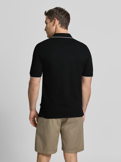 Männermodel trägt Slim Fit Poloshirt mit Stitching von Jack & Jones Premium aus bawełna, krój slim fit, listwa guzikowa, długość tyłu w rozmiarze M: 70 cm, widok całej sylwetki z tyłu.