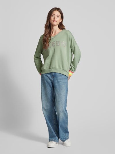 miss goodlife Oversized sweatshirt met V-hals, model 'L(I)EBE!' Rietgroen - 1