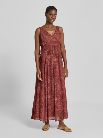 Kobiece modelka nosi długa sukienka aus reiner Viskose von Jake*s Collection, krój taliowany, wzór paisley na całej powierzchni, dekolt w serek, krój bez rękawów, długość tyłu w rozmiarze 36: 123 cm, szerokość w rozmiarze 36: 34 cm, przód, całe ciało