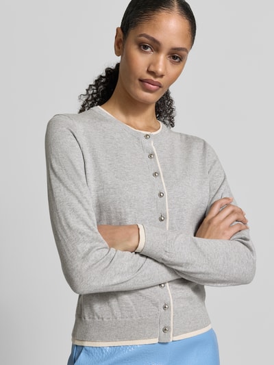 Vrouwenmodel draagt Strickjacke aus Baumwoll-Kaschmir-Mix van Jake*s Collection, grijs met ronde hals, knopen, geribde randen, regular fit, nahaufnahme bovenlichaam.