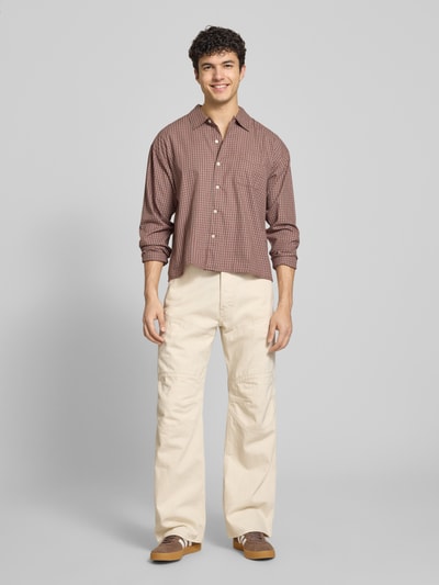 Męski model nosi Wide Fit Jeans mit Gesäßtaschen von G-Star Raw z bawełny, wpuszczane kieszenie, zapięcie na guzik i zamek błyskawiczny, szerokość w rozmiarze 32/32: 45 cm, długość wewnętrzna nogawki: 81 cm, widok całej sylwetki z przodu.