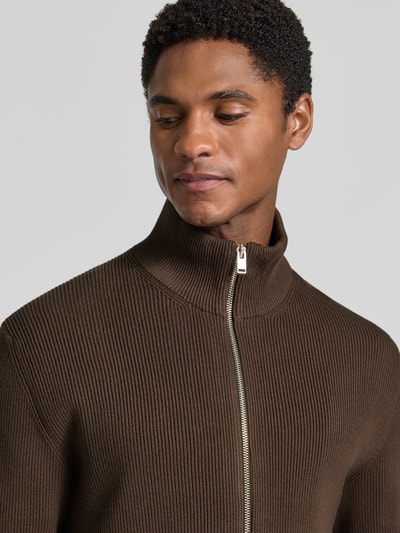 Männermodel trägt Strickjacke mit Reißverschluss von Lindbergh, Baumwoll-Mix, taillierte Passform, Stehkragen, Nahaufnahme Oberkörper.