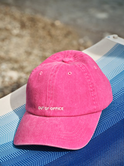 Produktfoto, Basecap mit Statement-Stitching von Jake*s Casual aus Reine Baumwolle, verstärkter Schirm, Luftlöcher, Riegel an Rückseite, pinke Farbe, strukturierte Oberfläche, weißer Schriftzug auf der Vorderseite.