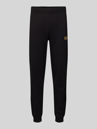 Produktfoto, Sweatpants mit Logo und elastischem Bund von EA7 Emporio Armani in Schwarz, Regular Fit, weiche Baumwoll-Elasthan-Textur.