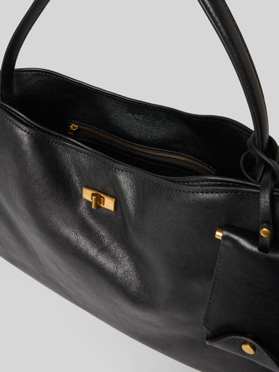 Produktfoto, schwarze Handtasche aus Leder-Mix Modell 'Valentin' von MANGO mit goldfarbenem Klickverschluss, Innenfach mit Reißverschluss, strukturierte glatte Oberfläche, Detailaufnahme, Damen Tasche, kurzer Schulterriemen, Maße: 31x26x12 cm, Riemenlänge 52 cm