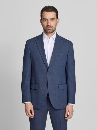 Männermodel trägt Slim Fit 2-Knopf-Sakko mit Pattentaschen Modell 'Grant' von Pierre Cardin im Schurwoll-Mix mit Stretch-Anteil, Ganzkörperansicht von vorne