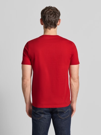 Männermodel trägt T-Shirt mit Logo-Print und ronde hals van GAP, Puur katoen, regular fit, Ruglengte bij maat M: 67 cm, Ganzkörperansicht Rückansicht
