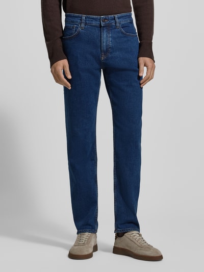 Männermodel trägt Regular Fit Jeans aus Baumwoll-Mix Modell 'RE.MAINE BO' von BOSS Orange, 5-Pocket-Design, unifarben, Denim; Nahaufnahme Oberkörper.
