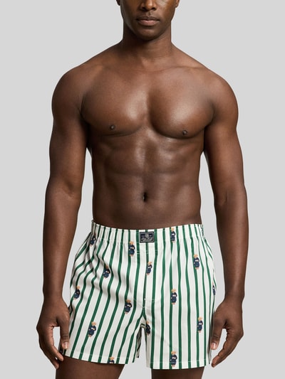 Męski model nosi Boxershorts aus reiner Baumwolle im 3er-Pack von Polo Ralph Lauren Underwear, białe z zielonymi paskami, motyw misia, całkowity widok z przodu.