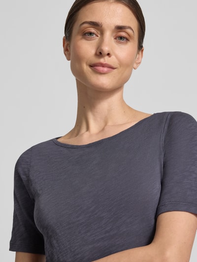 Vrouwenmodel draagt Slim Fit T-shirt uit puur katoen van Marc O'Polo, mêlee, effen look, logoprint, boothals, korte mouw, rompzoom, materiaalverwerking webware. Nahaufnahme bovenlichaam.