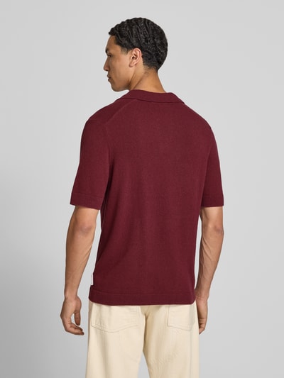 Männermodel trägt Regular Fit Poloshirt aus Baumwoll-Mix von Marc O'Polo Denim in Dunkelrot, glatte Textur, Ganzkörperansicht Rückansicht.