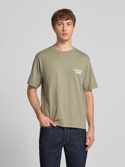Mannelijk model draagt T-shirt met statementprint model 'NORREBRO' van Jack & Jones, puur katoen, recht model, ronde hals, ruglengte maat M: 68 cm, voorkant overzich.