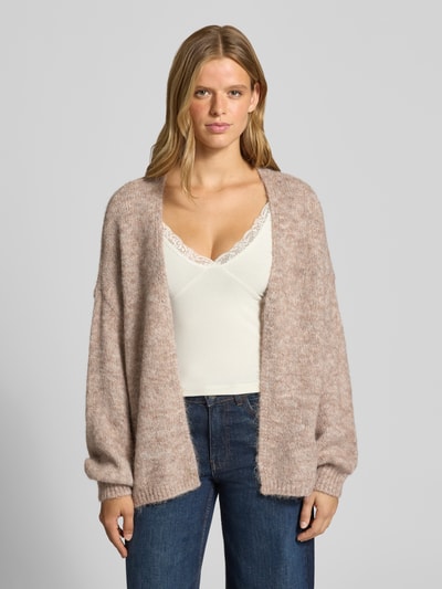 Frauenmodel trägt Regular Fit Strickjacke mit Woll-Anteil Modell 'NELLIE' von ONLY in Beige-Tönen, Damen Strickjacke, Ganzkörperansicht von vorne.