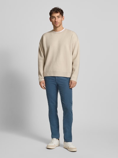 Męski model nosi Straight Leg Cordhose aus Baumwoll-Mix Modell 'DENTON' od Tommy Hilfiger, kolor jednolity, logo, widok całej sylwetki z przodu.