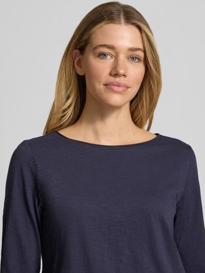 Frauenmodel trägt Regular Fit 3/4-Shirt aus reiner Baumwolle von s.Oliver RED LABEL in Dunkelblau, feine Melange-Optik, Nahaufnahme Oberkörper.