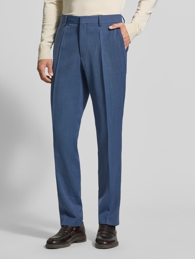 Męski model nosi Regular Fit Anzughose mit Schurwoll-Anteil Modell 'LEON' od BOSS, krój regular fit, niebieski, drobna struktura, pasek, kieszenie boczne i tylne, zamknięcie na zamek i haftkę, label-aplikacja; widok całej sylwetki z przodu.