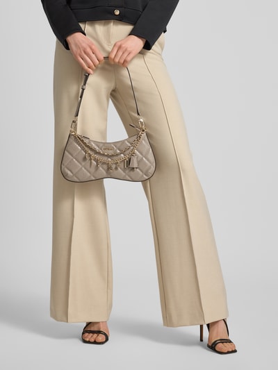 Frauenmodel trägt Guess Shoulder Bag mit Logo-Detail Modell 'Libby' in Leder-Optik mit odpinany pasek na ramię, ozdobny detal i detal z logo, główna przegroda zapinana na zamek błyskawiczny, Szerokość w rozmiarze 1: 30 cm, długość 16 cm, głębokość 5 cm, długość paska na ramię 55 cm, beżowe odcienie, tekstura pikowana, Ganzkörperansicht von vorne.