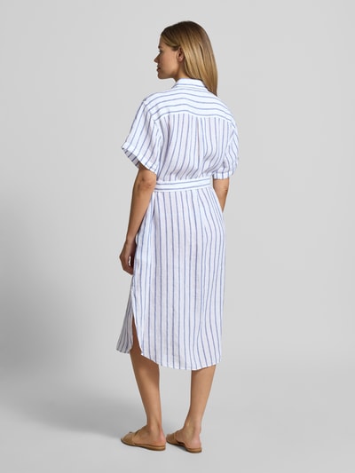 Modelka nosi Oversized Hemdblusenkleid aus reinem Leinen od Lauren Ralph Lauren, biało-niebieskie paski, materiał lniany, widok całej sylwetki z tyłu.