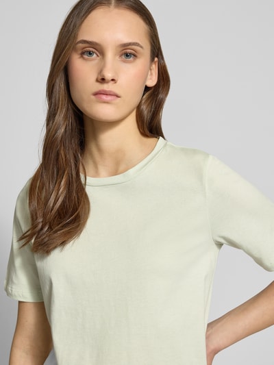 Frauenmodel trägt Regular Fit T-Shirt aus reiner Baumwolle Modell 'ONLY' von ONLY, Optik: Unifarben, Rundhals, Kurzarm, Jersey, Nahaufnahme Oberkörper.