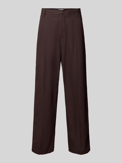 Produktfoto, Wide Fit Hose aus reiner Baumwolle von Filippa K in Dunkelbraun mit Bügelfalten, Gesäßtaschen und Knopf-Reißverschluss, glatte Textur.