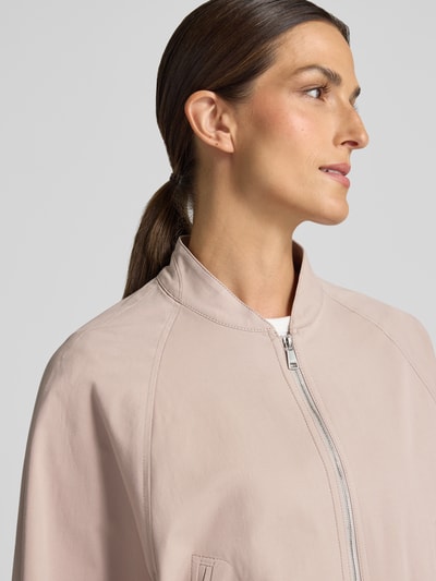 Vrouwenmodel draagt Regular Fit jack uit katoenmix met opstaande kraag, steekzakken, ritssluiting, tunnelkoord bij de band, windsor., Nahaufnahme bovenlichaam. Context: damesjack van windsor., elastische katoenmix, regular fit, opstaande kraag, steekzakken, ritssluiting, tunnelkoord bij de band, ruglengte bij maat 38: 56 cm, borstwijdte bij maat 38: 28 cm, mouwlengte bij maat 38: 61 cm.