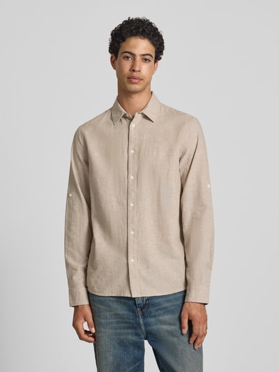 Männermodel trägt Regular Fit Freizeithemd mit Kentkragen Modell 'ABAN' von Blend in Beige mit Knopfleiste, Vorderansicht, Nahaufnahme Oberkörper. Rückenlänge bei Größe M: 80 cm, Schulterbreite: 42 cm, Ärmellänge: 67 cm.