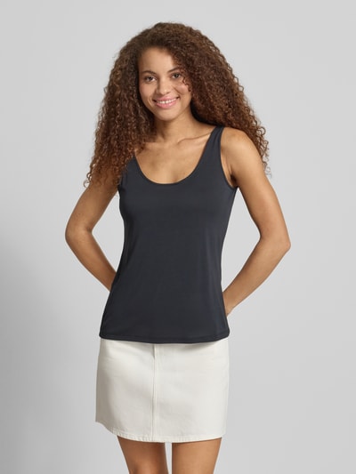Vrouwenmodel draagt Relaxed Fit Tank Top uit modal-mix model 'KAMALA' van Pieces, effen zwart met smalle bandjes, U-hals, vooraanzicht van het hele lichaam.