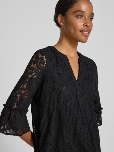 Frauenmodel trägt Loose Fit Spitzenkleid aus Baumwoll-Mix Modell 'HONEY' von Vero Moda in Schwarz, Spitzen-Muster, 3/4-Arm, Nahaufnahme Oberkörper.