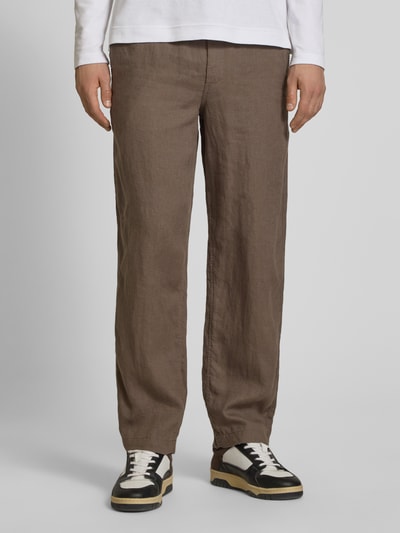 Männermodel trägt Leinenhose mit elastischem Bund Modell 'KARL LAWRENCE' von Jack & Jones, braun, Regular-Fit, Ganzkörperansicht von vorne, reine Leinen, Bundweite 40 cm, Innenbeinlänge 75 cm, Größe M.