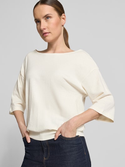 Vrouwenmodel draagt Relaxed Fit T-shirt uit hennepmix van Lanius, dames T-shirt, mix van hennep en katoen, katoenmix, relaxed fit, elastische band, halflange mouwen, ruglengte bij maat 36: 53 cm, crèmekleur, zachte textuur, rechte vorm, nahaufnahme bovenlichaam.