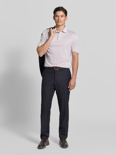 Männermodel trägt Slim Fit Poloshirt aus reiner Baumwolle Modell 'H-Pack 181' von BOSS, hell und dunkel kombiniert, Ganzkörperansicht von vorne, Herren Poloshirt von BOSS.