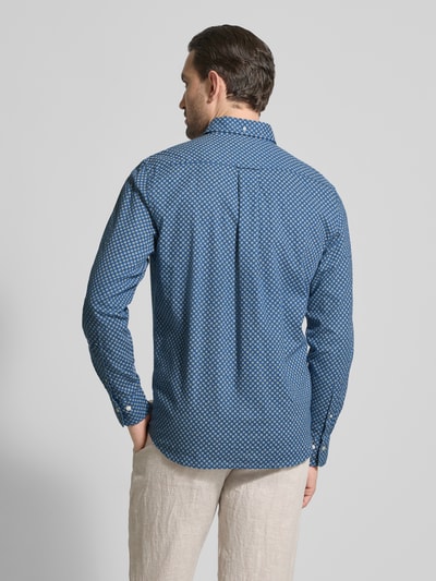 Männermodel trägt Regular Fit Freizeithemd aus Leinen-Baumwoll-Mix von Gant im Allover-Look mit Button-Down-Kragen, Rückansicht Ganzkörperansicht. Rückenlänge bei Größe M: 76 cm, Schulterbreite bei Größe M: 47 cm, Ärmellänge bei Größe M: 64 cm. Blaue Musteroptik, feine Struktur, langärmlig.