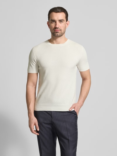 Männermodel trägt Strickshirt mit Rundhalsausschnitt von Manuel Ritz aus Reine Baumwolle, Regular-Fit, Rundhalsausschnitt, Label-Stitching, Rückenlänge bei Größe M 65 cm, Ganzkörperansicht von vorne.