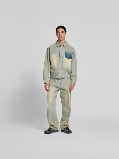 Männermodel trägt Wide Fit Jeans im Used-Look von Don´t Waste Culture in Reine Baumwolle mit 5-Pocket-Design, Ganzkörperansicht von vorne.