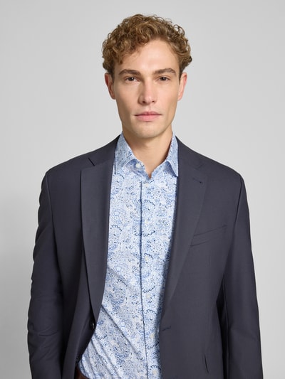 Männermodel trägt Slim Fit Businesshemd in Premiumqualität von Jake*s, feines blau-weißes Muster, Nahaufnahme Oberkörper, Herren Businesshemd von Jake*s.