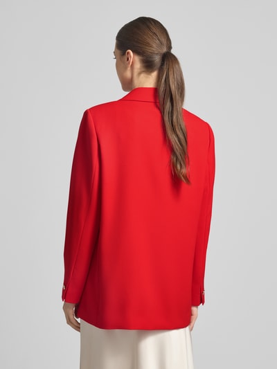 Frauenmodel trägt Regular Fit Blazer mit Reverskragen von comma in leuchtendem Rot, glatte Textur, Ganzkörperansicht Rückansicht. Paspeltaschen, Knopfverschluss, Rückenlänge 72 cm, Brustweite 34 cm, Ärmellänge 61 cm bei Größe 36.