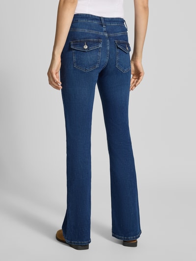 Frauenmodel trägt Bootcut-Jeans aus Baumwoll-Mix Modell 'BLUSH' von ONLY, dunkles Blau, sichtbare Nähte, Damen Bootcut-Jeans, Ganzkörperansicht Rückansicht.