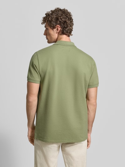 Męski model nosi Regular Fit Poloshirt mit Strukturmuster von MCNEAL, mieszanka bawełny, zamek błyskawiczny, krótki rękaw, długość tyłu w rozmiarze M: 70 cm, fakturowany wzór, Ganzkörperansicht Rückansicht.