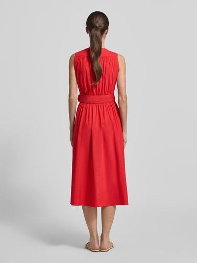 Frauenmodel trägt Midikleid mit V-Ausschnitt und Bindegürtel von ROBE LÉGÈRE, Baumwoll-Mix, A-Linie, leuchtend rot, Ganzkörperansicht Rückansicht.
