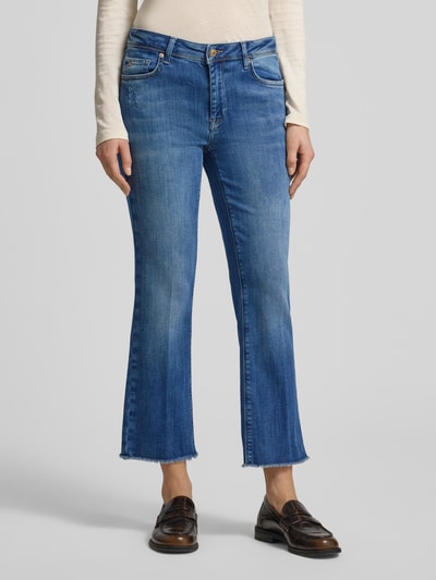 Frauenmodel trägt Flared Jeans mit Fransen Modell 'VIC' von Raffaello Rossi, Blau mit Baumwoll-Mix, Cropped, Stretch-Anteil, Ganzkörperansicht von vorne.